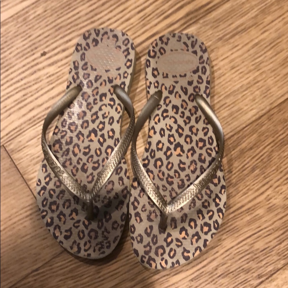 Barely worn Havaianas leopard flip flops